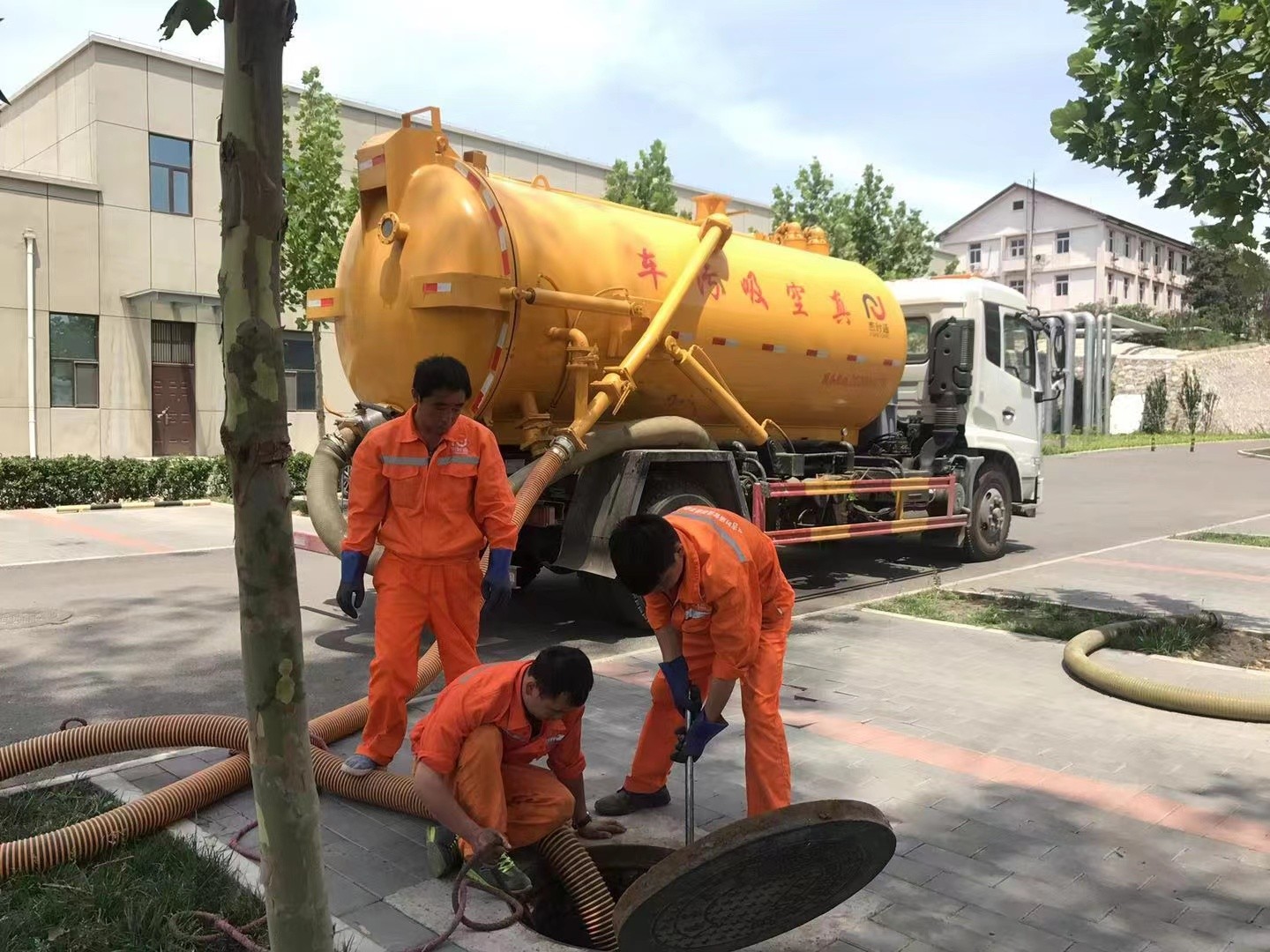 罗田管道疏通车停在窨井附近